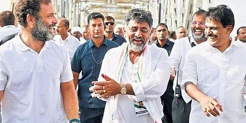 ಶುಕ್ರವಾರ ರಾಯಚೂರು ಜಿಲ್ಲೆಗೆ ಪ್ರವೇಶಿಸಿದ ಭಾರತ್ ಜೋಡೋ ಯಾತ್ರೆಯಲ್ಲಿ ರಾಹುಲ್ ಗಾಂಧಿ.