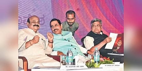 ಹುಬ್ಬಳ್ಳಿಯಲ್ಲಿ ನಡೆದ ಹೂಡಿಕೆದಾರರ ಸಮಾವೇಶದಲ್ಲಿ ಸಿಎಂ ಬೊಮ್ಮಾಯಿ, ಕೇಂದ್ರ ಸಚಿವ ಪ್ರಲ್ಹಾದ್ ಜೋಶಿ ಮತ್ತು ಮಾಜಿ ಸಿಎಂ ಜಗದೀಶ್ ಶೆಟ್ಟರ್.