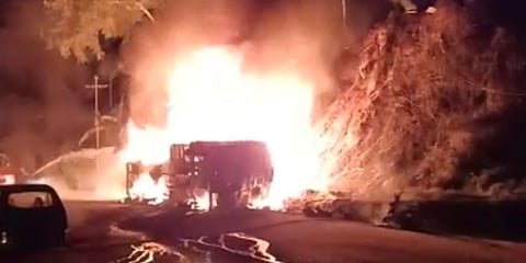 ಅಪಘಾತದ ನಂತರ ಬೆಂಕಿ ಹೊತ್ತಿಕೊಂಡ ತೈಲ ಟ್ಯಾಂಕರ್