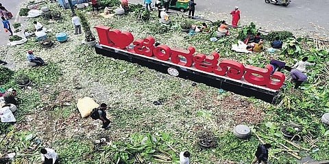 ಕೆ. ಆರ್. ಮಾರುಕಟ್ಟೆಯಲ್ಲಿ ಬಿದ್ದಿರುವ ಕಸದ ಚಿತ್ರ