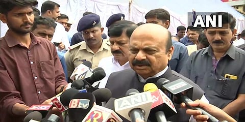 ಸಿಎಂ ಬೊಮ್ಮಾಯಿ ಮಾಧ್ಯಮ ಪ್ರತಿನಿಧಿಗಳ ಜೊತೆ ಮಾತನಾಡುತ್ತಿರುವುದು