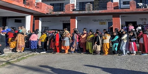 ಮತದಾನ ಮಾಡಲು ಸರದಿಯಲ್ಲಿ ನಿಂತಿರುವ ಮತದಾರರು