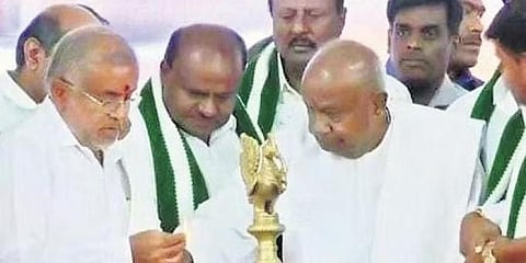 ಮುಳಬಾಗಲಿನಲ್ಲಿ ನಡೆದ ಕಾರ್ಯಕ್ರಮವೊಂದರಲ್ಲಿ ಮಾಜಿ ಪ್ರಧಾನಿ ಹೆಚ್.ಡಿ.ದೇವೇಗೌಡರು ದೀಪ ಬೆಳಗಿಸಿದರು.