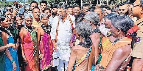 ಕೆಪಿಸಿಸಿ ಅಧ್ಯಕ್ಷ ಡಿಕೆ ಶಿವಕುಮಾರ್ ಗುರುವಾರ ಉತ್ತರ ಕನ್ನಡದಲ್ಲಿ ಹಾಲಕ್ಕಿ ಸಮುದಾಯದ ಸದಸ್ಯರೊಂದಿಗೆ ಸಂವಾದ ನಡೆಸಿದರು
