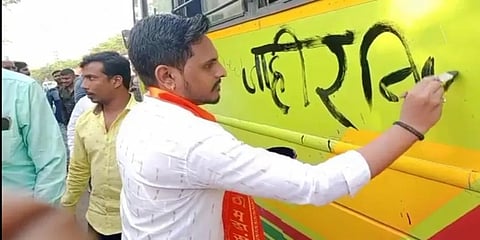 ಕರ್ನಾಟಕ ಸಾರಿಗೆ ಬಸ್ಸಿನಲ್ಲಿ ಮರಾಠಿಯಲ್ಲಿ ಕಪ್ಪು ಬಣ್ಣದಲ್ಲಿ ಬರಹ