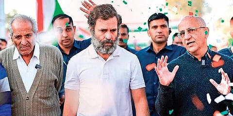 ಭಾನುವಾರ ಇಂದೋರ್ನಲ್ಲಿ ನಡೆದ ಭಾರತ್ ಜೋಡೋ ಯಾತ್ರೆಯಲ್ಲಿ ಲೇಖಕ ಹರ್ಷ್ ಮಂದರ್ ಅವರೊಂದಿಗೆ ಕಾಂಗ್ರೆಸ್ ನಾಯಕ ರಾಹುಲ್ ಗಾಂಧಿ.