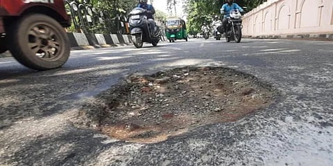 ಬೆಂಗಳೂರಿನ ರಸ್ತೆಗಳಲ್ಲಿ ಗುಂಡಿಗಳು
