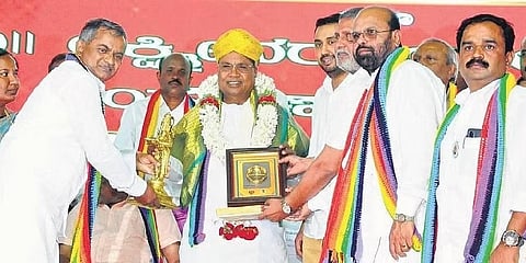 ತುಮಕೂರಿನಲ್ಲಿ ಶನಿವಾರ ನಡೆದ ದಿವಂಗತ ಲಕ್ಷ್ಮೀ ನರಸಿಂಹಯ್ಯ ಅವರ ಜನ್ಮ ದಿನಾಚರಣೆಯ ಕಾರ್ಯಕ್ರಮದಲ್ಲಿ ಸಿಎಲ್ಪಿ ನಾಯಕ ಸಿದ್ದರಾಮಯ್ಯ ಅವರನ್ನು ಸನ್ಮಾನಿಸಲಾಯಿತು.