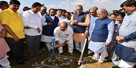 ಮುಖ್ಯಮಂತ್ರಿ ಬಸವರಾಜ ಬೊಮ್ಮಾಯಿಯವರು ಇಂದು ಬೆಳಗಾವಿ ಸುವರ್ಣ ಸೌಧದ ಆವರಣದಲ್ಲಿ ಕಿತ್ತೂರು ರಾಣಿ ಚೆನ್ನಮ್ಮ, ಸಂಗೊಳ್ಳಿ ರಾಯಣ್ಣ, ಮಹಾತ್ಮಾ ಗಾಂಧೀಜಿ, ಡಾ. ಬಿ. ಆರ್. ಅಂಬೇಡ್ಕರ್ ಅವರ ಪ್ರತಿಮೆ ನಿರ್ಮಾಣಕ್ಕೆ ಭೂಮಿ ಪೂಜೆ ನೆರವೇರಿಸಿದರು.