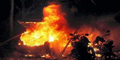 ಬಾಂಬ್ ಸ್ಫೋಟದ ನಂತರ ವಾಹನ ಹೊತ್ತು ಉರಿಯಿತು