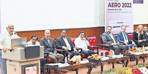 ಎಎಂ 3ಡಿ ಏರೋ-2022’ ವಿಚಾರ ಸಂಕಿರಣ ಮತ್ತು ವಸ್ತುಪ್ರದರ್ಶನ ಉದ್ಘಾಟಿಸಿ ಮಾತನಾಡುತ್ತಿರುವ ಡಿಆರ್ಡಿಒ ಮಾಜಿ ಮುಖ್ಯಸ್ಥ ಡಾ ವಿ ಕೆ ಆತ್ರೆ