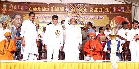 ಸಮಾವೇಶದಲ್ಲಿ ಸಿದ್ದರಾಮಯ್ಯ, ಸಂಸದ ಡಿಕೆ ಸುರೇಶ್ ಮತ್ತಿತರರು