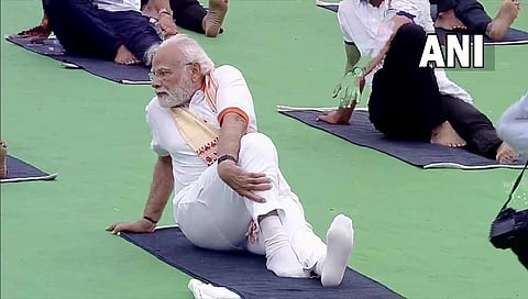ಯೋಗಾಸನ ಮಾಡುತ್ತಿರುವ ಪ್ರಧಾನಿ ಮೋದಿ.