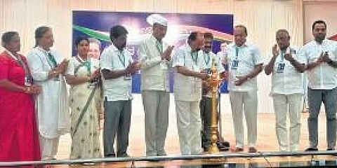 ಪುತ್ತೂರಿನ ಅಮೃತ್ ಗಾರ್ಡನ್ ಸಭಾಂಗಣದಲ್ಲಿ ಶುಕ್ರವಾರ ನಡೆದ ನವ ಸಂಕಲ್ಪ ಶಿಬಿರವನ್ನು ಮಾಜಿ ಸಿಎಂ ವೀರಪ್ಪ ಮೊಯ್ಲಿ ಮತ್ತು ಇತರ ನಾಯಕರು ಉದ್ಘಾಟಿಸಿದರು.