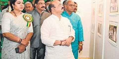 ವಿಧಾನಸೌಧದಲ್ಲಿ ಸುವರ್ಣ ಮಹೋತ್ಸವ ಉದ್ಘಾಟನೆ ಸಂದರ್ಭದಲ್ಲಿ ಉಮೇಶ ಕತ್ತಿ, ಕಂದಾಯ ಸಚಿವ ಆರ್ ಅಶೋಕ, ಸಂಸದ ಪಿ ಸಿ ಮೋಹನ್, ಕೆಎಫ್ಡಿಸಿ ಅಧ್ಯಕ್ಷೆ ತಾರಾ ಅನುರಾಧ ಅವರೊಂದಿಗೆ ಸಿಎಂ ಬೊಮ್ಮಾಯಿ.