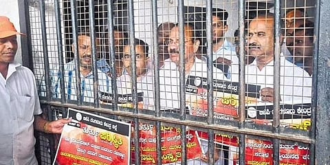 ಸಂಸದ ಸದಾನಂದಗೌಡ, ಪಿಸಿ ಮೋಹನ್ ಮತ್ತು ಇತರರು ಶನಿವಾರ ಬೆಂಗಳೂರಿನ ಫ್ರೀಡಂ ಪಾರ್ಕ್ನಲ್ಲಿ ಕಂಬಿ ಹಿಂದೆ ಬೀಗ ನಿಲ್ಲುವ ಮೂಲಕ ತುರ್ತು ಪರಿಸ್ಥಿತಿಯ ವಾರ್ಷಿಕೋತ್ಸವವನ್ನು ಆಚರಿಸಿದರು.