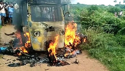ಆಟೋಗೆ ಬೆಂಕಿ ಹೊತ್ತಿಕೊಂಡು ಉರಿಯುತ್ತಿರುವುದು.