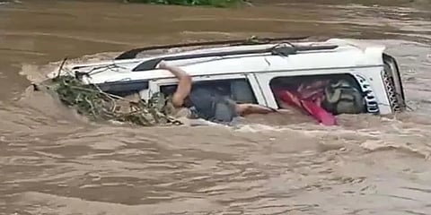 ಮಳೆಯಲ್ಲಿ ಕೊಚ್ಚಿ ಹೋಗುತ್ತಿರುವ ಕಾರು