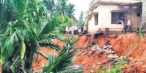 ಭೂಕುಸಿತದಿಂದ ಸ್ಪಲ್ಪದರಲ್ಲಿಯೇ ತಪ್ಪಿಸಿಕೊಂಡ ಮೂಡಬಿದರೆಯ ಮನೆ