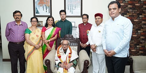 ಕ್ವಿಟ್ ಇಂಡಿಯಾ ಚಳುವಳಿ ವರ್ಷಾಚರಣೆ ಅಂಗವಾಗಿ ಸ್ವಾತಂತ್ರ್ಯ ಯೋಧರಾದ ನಾಗಭೂಷಣ ರಾವ್ ಅವರ ಮಲ್ಲೇಶ್ವರದ ಸ್ವಗೃಹಕ್ಕೆ ರಾಜ್ಯಪಾಲರಾದ ಥಾವರ್ ಚಂದ್ ಗೆಹ್ಲೊಟ್ ಮತ್ತು ಇತರರು ಭೇಟಿ ನೀಡಿ ಸನ್ಮಾನಿಸಿದರು.