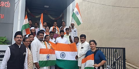 ಸ್ವಾತಂತ್ರ್ಯದ ಅಮೃತ ಮಹೋತ್ಸವದ ಹಿನ್ನೆಲೆಯಲ್ಲಿ ಹರ್ ಘರ್ ತಿರಂಗಾ ಅಭಿಯಾನದ ಅಂಗವಾಗಿ ಮೈಸೂರು ನಗರ ಬಿಜೆಪಿ ಅಲ್ಪಸಂಖ್ಯಾತ ಮೋರ್ಚಾ ವತಿಯಿಂದ ಏರ್ಪಡಿಸಲಾಗಿದ್ದ ತಿರಂಗಾ ರ್ಯಾಲಿಗೆ ಚಾಲನೆ ನೀಡಿದ ಸಂಸದ ಪ್ರತಾಪ್ ಸಿಂಹ