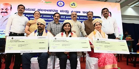 ಕ್ರೀಡಾಪಟುಗಳಿಗೆ ನಗದು ಬಹುಮಾನ ನೀಡಿ ಗೌರವಿಸಲಾಯಿತು