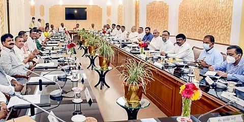 ಬಿಹಾರ ಮುಖ್ಯಮಂತ್ರಿ ನಿತೀಶ್ ಕುಮಾರ್, ಉಪಮುಖ್ಯಮಂತ್ರಿ ತೇಜಸ್ವಿ ಯಾದವ್ ಮತ್ತು ಕ್ಯಾಬಿನೆಟ್ ಸಚಿವರೊಂದಿಗೆ ಪಾಟ್ನಾದ ಹಳೆ ಸೆಕ್ರೆಟರಿಯೇಟ್ನಲ್ಲಿ ನಡೆದ ಸಭೆ
