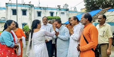 ಬಿಲ್ಕಿಸ್ ಬಾನು ಪ್ರಕರಣದ ಅಪರಾಧಿಗಳನ್ನು ಸ್ವಾಗತಿಸುತ್ತಿರುವುದು