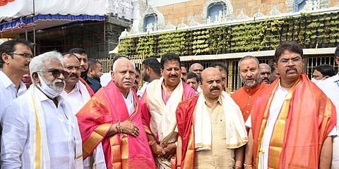 ತಿರುಪತಿಗೆ ಭೇಟಿ ನೀಡಿದ ಸಿಎಂ ಬೊಮ್ಮಾಯಿ, ಮಾಜಿ ಸಿಎಂ ಬಿ ಎಸ್ ಯಡಿಯೂರಪ್ಪ ಹಾಗೂ ಇತರರು