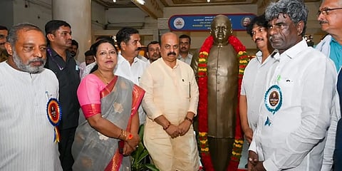 ದೇವರಾಜ್ ಅರಸು ಅವರ 107ನೇ ಜನ್ಮ ದಿನಾಚರಣೆ ಅಂಗವಾಗಿ ವಿಧಾನಸೌಧದ ಪಶ್ವಿಮದ್ವಾರದ ಬಳಿ ಇರುವ ದೇವರಾಜ್ ಅರಸು ಪುತ್ಥಳಿಗೆ ಮುಖ್ಯಮಂತ್ರಿ ಬಸವರಾಜ ಬೊಮ್ಮಾಯಿ ಅವರು ಶನಿವಾರ ಮಾಲಾರ್ಪಣೆ ಮಾಡಿದರು.