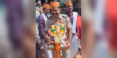 ಗಣೇಶ ಮೂರ್ತಿಯನ್ನು ಹೊತ್ತ ಪೊಲೀಸ್ ಇನ್ಸ್ಪೆಕ್ಟರ್ ಜೆ ಎಂ ಕಾಲಿಮಿರ್ಚಿ. (ಫೋಟೋ | ಇಪಿಎಸ್)