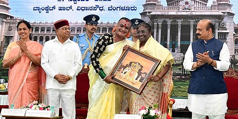 ರಾಷ್ಟ್ರಪತಿಗಳಿಗೆ ಜೋಗತಿ ಮಂಜಮ್ಮ ಅವರಿಂದ ಕಲಾಕೃತಿ ಉಡುಗೊರೆ