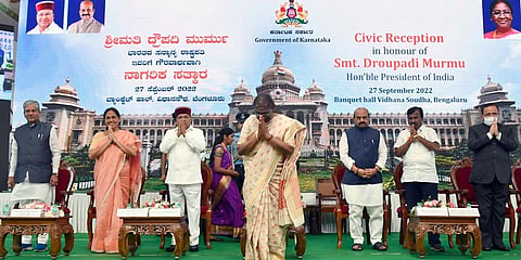 ರಾಷ್ಟ್ರಪತಿ ದ್ರೌಪದಿ ಮುರ್ಮು ಅವರು ಬೆಂಗಳೂರಿನ ವಿಧಾನಸೌಧದಲ್ಲಿ ಕರ್ನಾಟಕ ಸರ್ಕಾರವು ಅವರ ಗೌರವಾರ್ಥ ಆಯೋಜಿಸಿದ್ದ ನಾಗರಿಕ ಸ್ವಾಗತ ಸಮಾರಂಭದಲ್ಲಿ ಭಾಗವಹಿಸಿದರು.