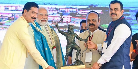 ಮಂಗಳೂರಿನಲ್ಲಿ ಪ್ರಧಾನಿ ಮೋದಿಯವರಿಗೆ ರಾಜ್ಯ ಬಿಜೆಪಿ ನಾಯಕರಿಂದ ಸನ್ಮಾನ