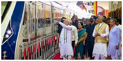 ವಂದೇ ಭಾರತ್ ಎಕ್ಸ್ಪ್ರೆಸ್ ರೈಲಿಗೆ ಪ್ರಧಾನಿ ಮೋದಿ ಚಾಲನೆ