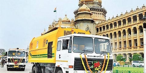 ವಿಧಾನಸೌಧದ ಮುಂಭಾಗದಲ್ಲಿ ಮೆಕ್ಯಾನಿಕಲ್ ಸ್ವೀಪರ್ಗಳು ನಿಂತಿರುವುದು.