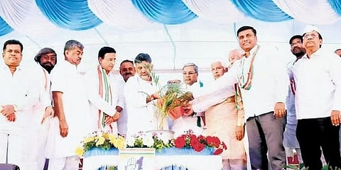 ಸಿಎಲ್ಪಿ ನಾಯಕ ಸಿದ್ದರಾಮಯ್ಯ, ಕಾಂಗ್ರೆಸ್'ನ ರಾಜ್ಯ ಉಸ್ತುವಾರಿ ರಣದೀಪ್ ಸಿಂಗ್ ಸುರ್ಜೇವಾಲಾ ಮತ್ತು ಕೆಪಿಸಿಸಿ ಅಧ್ಯಕ್ಷ ಡಿಕೆ ಶಿವಕುಮಾರ್ ಅವರು ಮಂಗಳವಾರ ಹೊಸಪೇಟೆಯಲ್ಲಿ ಪ್ರಜಾ ಧ್ವನಿ ಕಾರ್ಯಕ್ರಮವನ್ನು ಉದ್ಘಾಟಿಸಿದರು.
