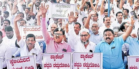 ಬುಧವಾರ ಬೆಂಗಳೂರಿನ ಫ್ರೀಡಂ ಪಾರ್ಕ್ನಲ್ಲಿ ಗುತ್ತಿಗೆದಾರರು ಪ್ರತಿಭಟನೆ ನಡೆಸಿದರು.