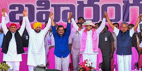 ಬಿಆರ್ಎಸ್ ಪಕ್ಷದ ರ್ಯಾಲಿಯಲ್ಲಿ ಅರವಿಂದ್ ಕೇಜ್ರಿವಾಲ್ (ದೆಹಲಿ), ಭಗವಂತ್ ಮಾನ್ (ಪಂಜಾಬ್), ಪಿ ವಿಜಯನ್ (ಕೇರಳ), ಅಖಿಲೇಶ್ ಯಾದವ್ ಅವರೊಂದಿಗೆ ತೆಲಂಗಾಣ ಸಿಎಂ ಕೆಸಿಆರ್.