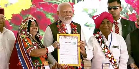 ಫಲಾನುಭವಿಗಳಿಗೆ ಪ್ರಧಾನಿ ನರೇಂದ್ರ ಮೋದಿ ಹಕ್ಕು ಪತ್ರ ವಿತರಣೆ