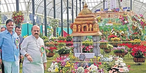 ದ್ವೈವಾರ್ಷಿಕ ಲಾಲ್ಬಾಗ್ ಫಲಪುಷ್ಪ ಪ್ರದರ್ಶನದ ಉದ್ಘಾಟನೆ ಬಳಿಕ ಮುಖ್ಯಮಂತ್ರಿ ಬಸವರಾಜ ಬೊಮ್ಮಾಯಿ ಮತ್ತು ಸಚಿವ ಮುನಿರತ್ನ