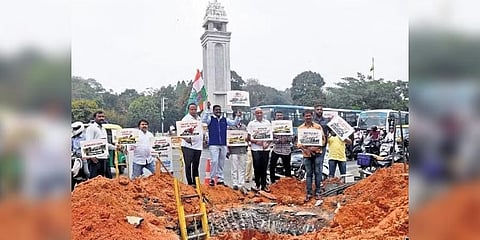 ಬೆಲೆ ಏರಿಕೆ, ಹದಗೆಟ್ಟ ರಸ್ತೆಗಳು ಮತ್ತು ಬಿಜೆಪಿಯ ಭ್ರಷ್ಟಾಚಾರದ ವಿರುದ್ಧ ಕಾಂಗ್ರೆಸ್ ಕಾರ್ಯಕರ್ತರು ಸೋಮವಾರ ಬೆಂಗಳೂರಿನ ಬಿಬಿಎಂಪಿ ಕೇಂದ್ರ ಕಚೇರಿ ಬಳಿ ಪ್ರತಿಭಟನೆ ನಡೆಸಿದರು.
