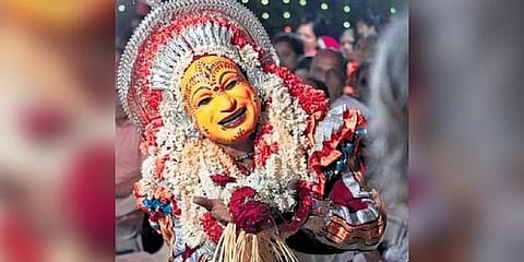 ದಯಾನಂದ ಜಿ ಕಥಲ್ಸರ್ ದೈವ ನರ್ತಕವಾಗಿ ಪ್ರದರ್ಶನ ನೀಡುತ್ತಿದ್ದಾರೆ. (ಫೋಟೋ | ಎಕ್ಸ್ಪ್ರೆಸ್)