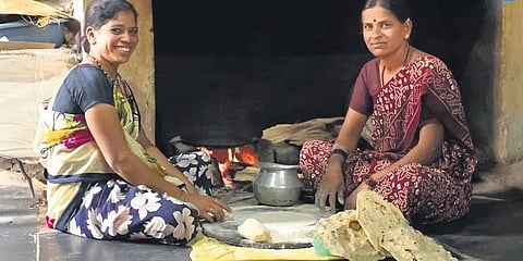 ಜಯಶ್ರೀ ಹೀರೇಮಠ, ಜೆ ಶಶಿಕಲಾ