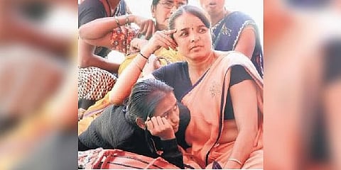 ಬೆಂಗಳೂರಿನ ಫ್ರೀಡಂ ಪಾರ್ಕ್ನಲ್ಲಿ ಭಾನುವಾರ ಅಂಗನವಾಡಿ ಕಾರ್ಯಕರ್ತೆಯೊಬ್ಬರು ರಾಜ್ಯ ಸರ್ಕಾರದ ವಿರುದ್ಧ ಪ್ರತಿಭಟನೆ ನಡೆಸಿದರು.