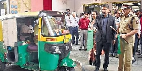 ಬಿಎಂಆರ್ಸಿಎಲ್ ಎಂಡಿ ಅಂಜುಮ್ ಪರ್ವೇಜ್ ಮತ್ತು ಎಡಿಜಿಪಿ ಮತ್ತು ವಿಶೇಷ ಪೊಲೀಸ್ ಆಯುಕ್ತ (ಸಂಚಾರ) ಡಾ.ಎಂ.ಎ.ಸಲೀಂ ಬುಧವಾರ ಎಂಜಿ ರಸ್ತೆ ಮೆಟ್ರೋ ನಿಲ್ದಾಣದಲ್ಲಿ ಪ್ರೀಪೇಯ್ಡ್ ಆಟೋಗೆ ಚಾಲನೆ ನೀಡಿದರು.