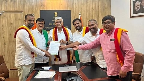 ಕೇಂದ್ರ ಜಲಶಕ್ತಿ ಸಚಿವ ಗಜೇಂದ್ರ ಸಿಂಗ್ ಶೇಖಾವತ್ ಅವರನ್ನು ಭೇಟಿ ಮಾಡಿರುವ ರೈತ ಮುಖಂಡರು.