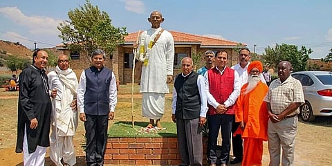 ದಕ್ಷಿಣ ಆಫ್ರಿಕಾದ ಟಾಲ್ಸ್ಟಾಯ್ ಫಾರ್ಮ್ನಲ್ಲಿ ಗಾಂಧಿ ಜಯಂತಿ ಆಚರಣೆ ವೇಳೆ ಮಹಾತ್ಮ ಗಾಂಧಿಯವರ ಪ್ರತಿಮೆಯೊಂದಿಗೆ ದಕ್ಷಿಣ ಆಫ್ರಿಕಾದ ಭಾರತದ ಹೈ ಕಮಿಷನರ್ ಪ್ರಭಾತ್ ಕುಮಾರ್