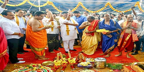 ನವೆಂಬರ್ನಲ್ಲಿ ಬೆಂಗಳೂರಿನಲ್ಲಿ ನಡೆಯಲಿರುವ ಕಂಬಳಕ್ಕೆ ಪೂರ್ವ ತಯಾರಿಯಾಗಿ ಇಂದು ಅರಮನೆ ಮೈದಾನದಲ್ಲಿ ಹಮ್ಮಿಕೊಂಡಿದ್ದ ಕರೆ ಪೂಜೆ ಕಾರ್ಯಕ್ರಮದಲ್ಲಿ ಪಾಲ್ಗೊಂಡು ಭೂಮಿ ಪೂಜೆ ನೆರವೇರಿಸಿದ ಡಿಸಿಎಂ ಡಿ ಕೆ ಶಿವಕುಮಾರ್ ಹಾಗೂ ಇತರ ನಾಯಕರು