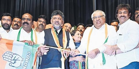 ಜೆಡಿಎಸ್ ನಾಯಕರನ್ನು ಕಾಂಗ್ರೆಸ್ಗೆ ಸ್ವಾಗತಿಸಿದ ಡಿಸಿಎಂ ಡಿಕೆ ಶಿವಕುಮಾರ್.